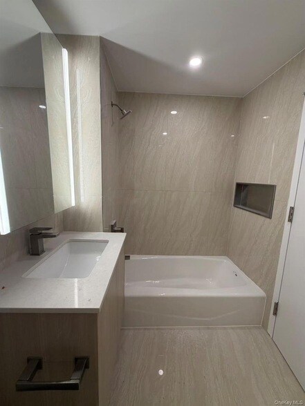 Foto del edificio - 33-71 Prince Street Unit 6L