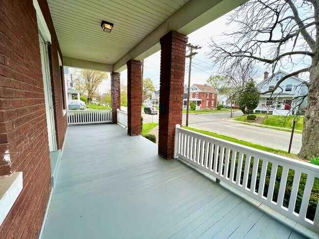 Building Photo - 1846 Hopkins Ave