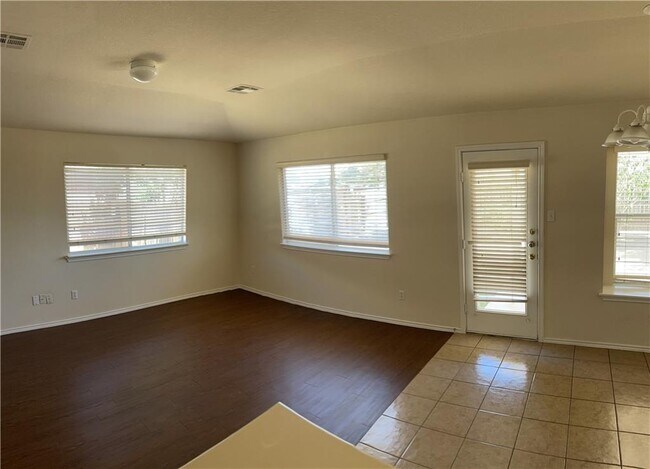 Foto del edificio - 3233 Corrigan Ln
