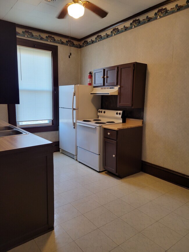 Kitchen with range and refrigerator provided - 301 S Scioto St