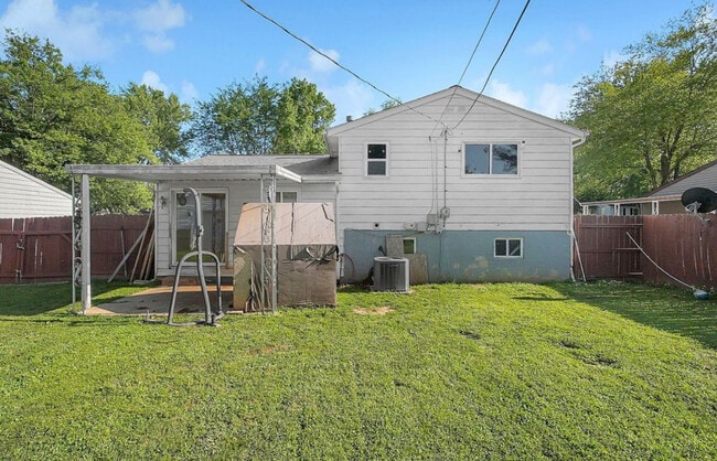 Building Photo - 5004 Bentler Dr