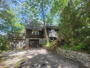 Building Photo - 231 Fern Way