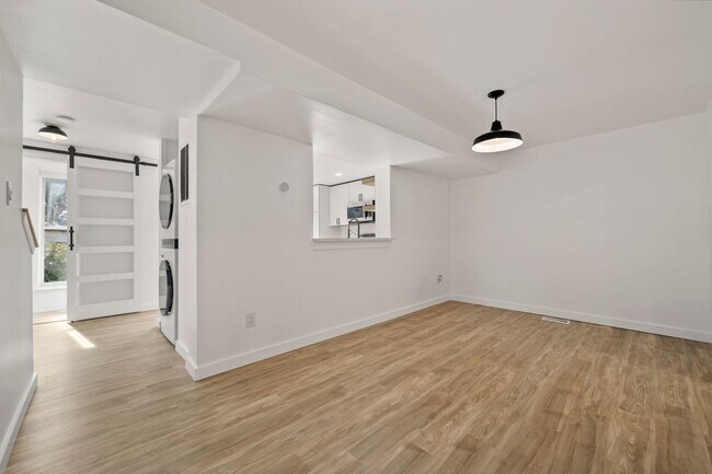 Foto del edificio - Gorgeous 4Bed/3.5Bath Townhome Minutes to ...