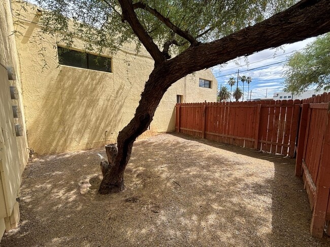 Building Photo - 1 E Navajo Rd