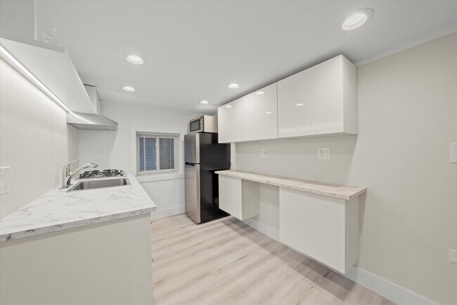 Building Photo - 1025 W 31st Pl