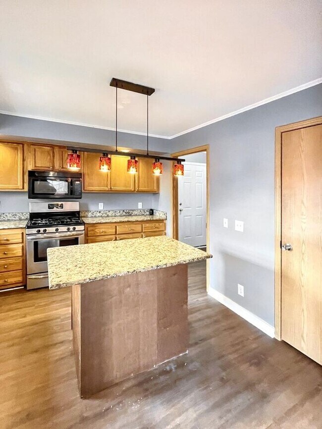 Building Photo - Charming 4-Bedroom Home in a Convenient Lo...