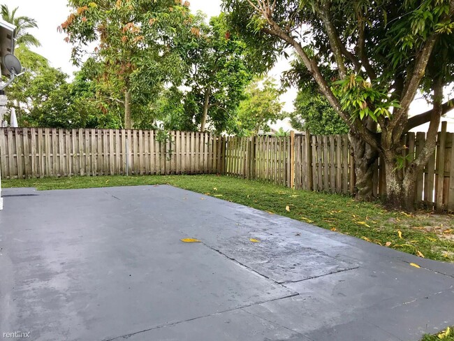 Building Photo - 4 br, 2.5 bath House - 6008 Strawberry Fie...