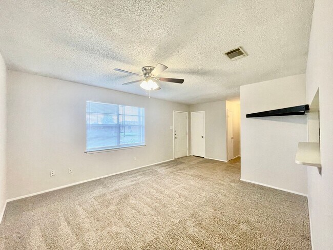 Foto del edificio - 2 Bedroom, 1 Bathroom home + Large Yard and Carport