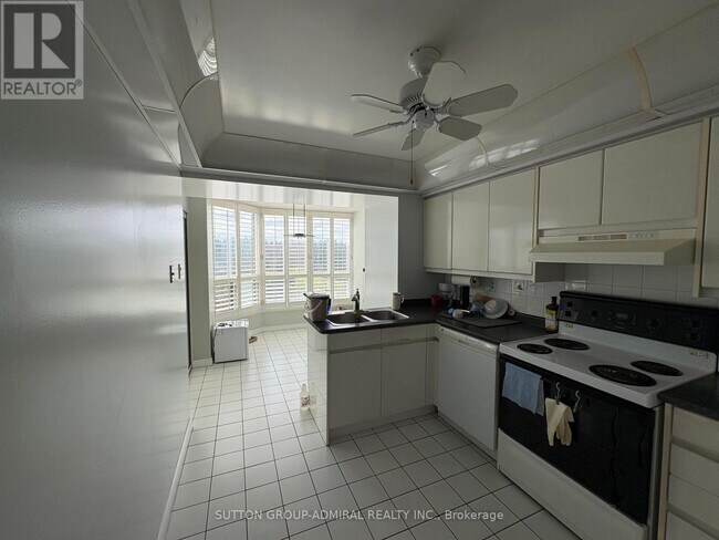 Photo du bâtiment - 1 Clark Ave W