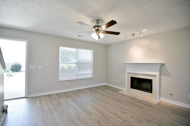 Building Photo - Adorable Cape Cod*Highly Sought After Subd...