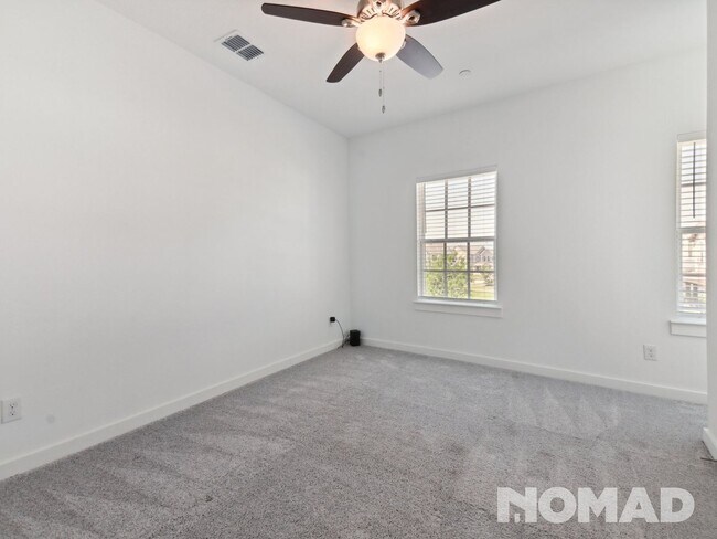 Building Photo - 3 Bedroom Townhome in Frisco