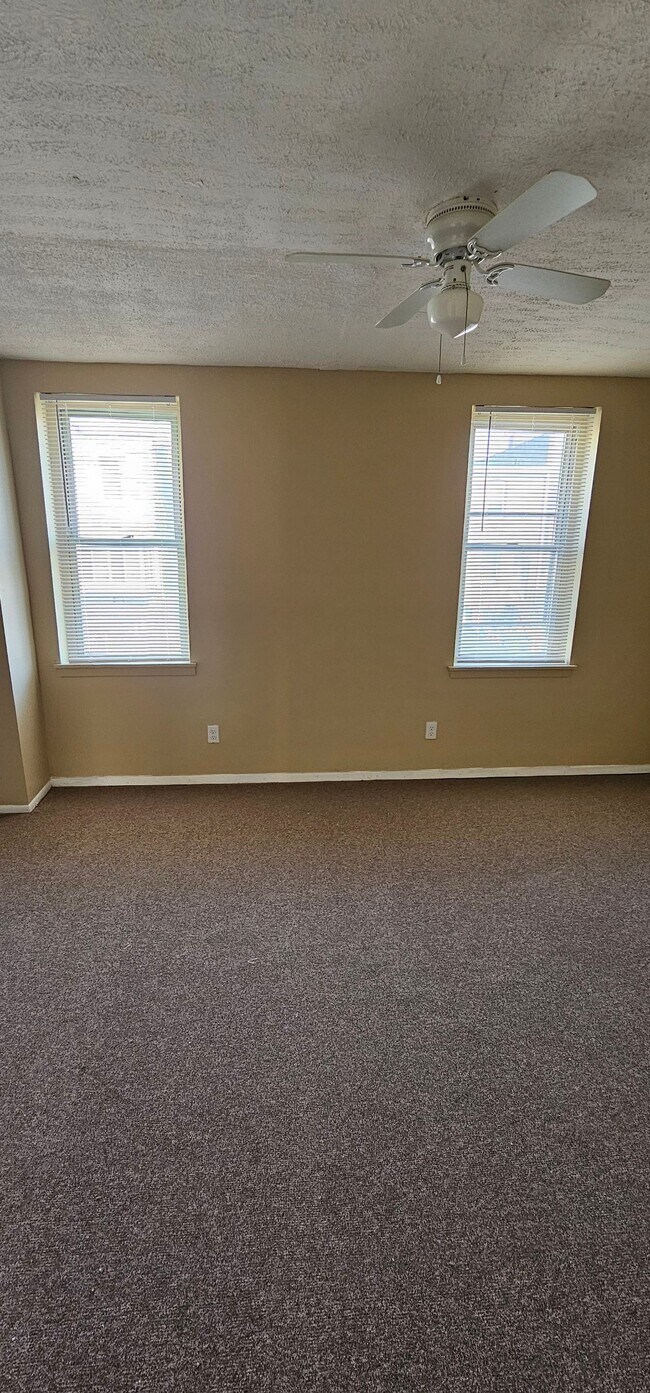 Foto del edificio - 2704 Lauretta Ave