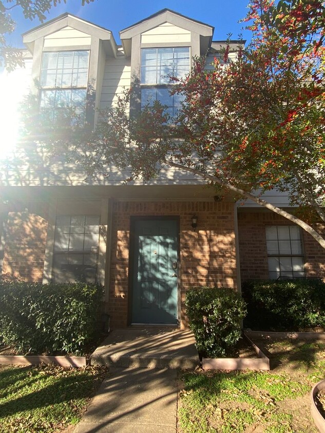 Foto principal - 2 BEDROOM CONDO BY UNT