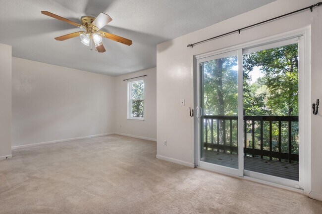 Foto del edificio - Townhome with Garage Near the Parkway