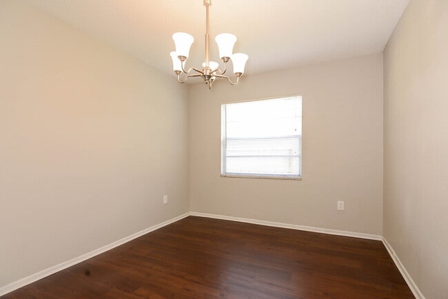 Building Photo - 4906 Hi Vista Cir