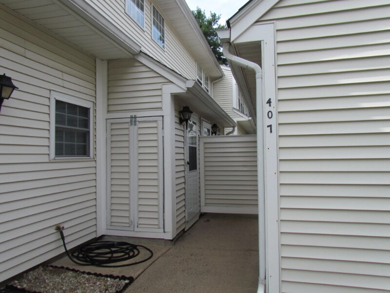 Foto del edificio - 407 Spring Meadow Rd