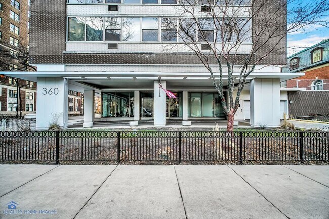Entrada del edificio - 360 W Wellington Ave