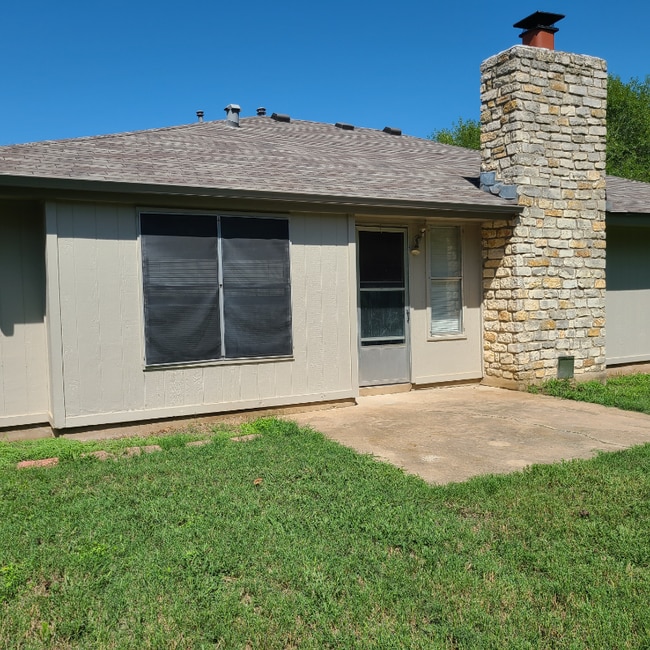 Building Photo - 908 Garden View Dr