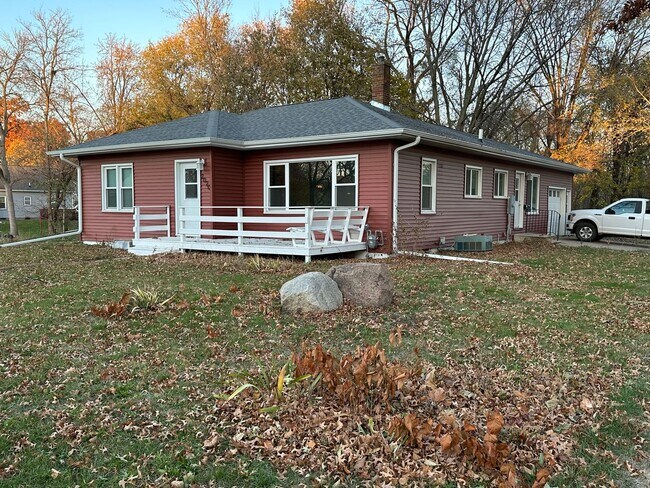 Building Photo - 4 Bed 3 Bath Home Available December 1st