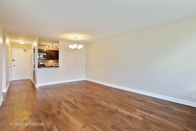 Building Photo - 555 W Cornelia Ave