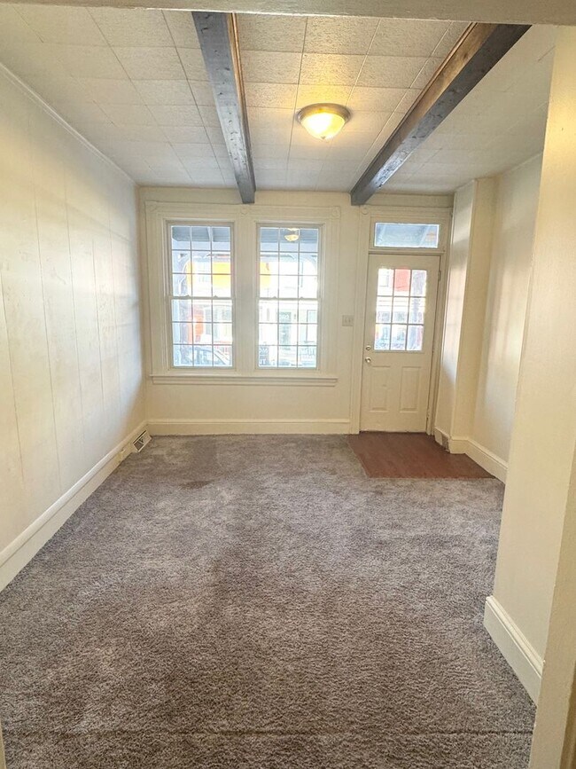 Building Photo - 3 Bedroom Semi-Detached Home