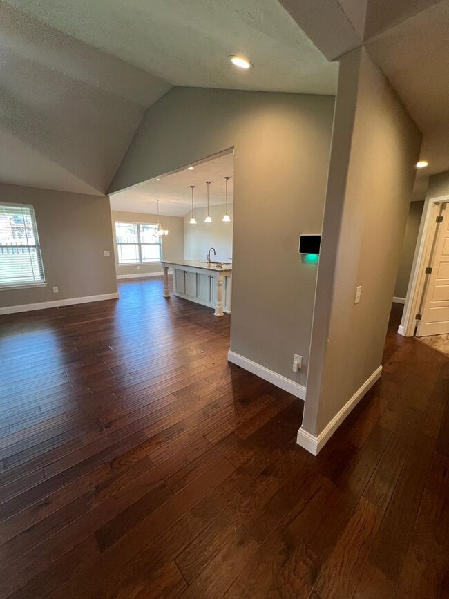 Building Photo - 4 Bedroom | 2 Bathroom | 3 Car Garage| Springfield MO | Fire Place | Covered patio!