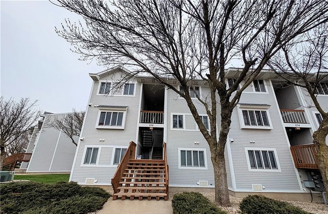 Building Photo - 206 W Lakeshore Dr