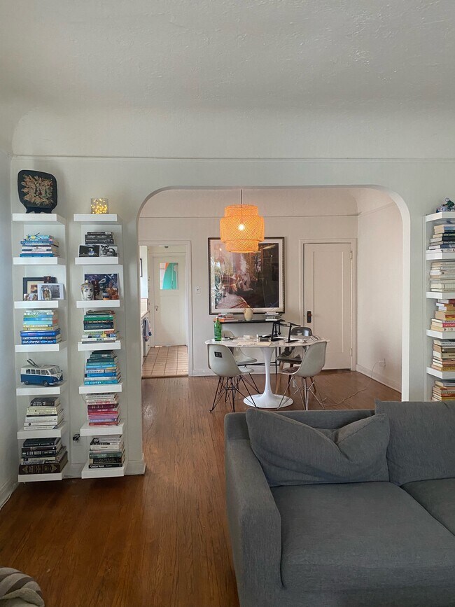 Foto del edificio - 631 N Gardner St