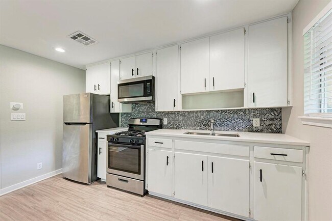 Foto del edificio - 1612 Elmhurst Dr