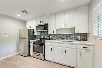 Building Photo - 1612 Elmhurst Dr