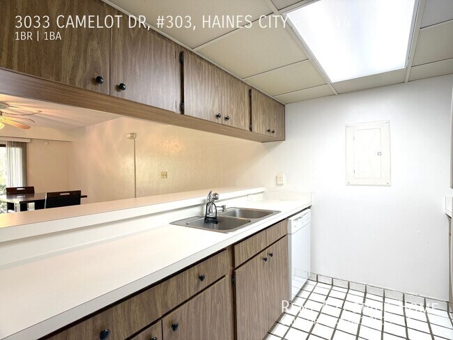 Building Photo - 3033 Camelot Dr