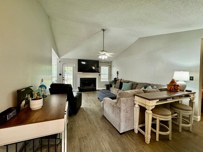 Foto del edificio - Great Neighborhood just minutes to all Bas...