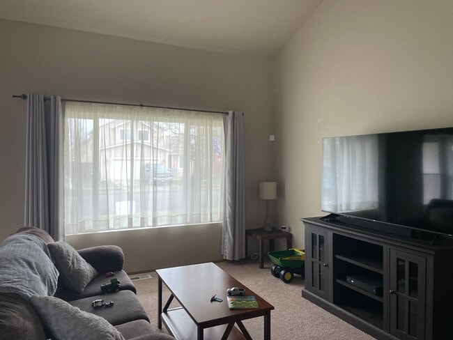Building Photo - Convenient Location 10 minutes to JBLM Eas...