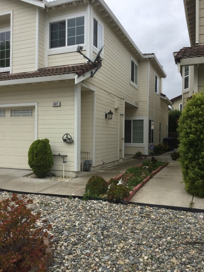 Building Photo - Beautiful 4 bedroom 2 1/2 bath home on Newark