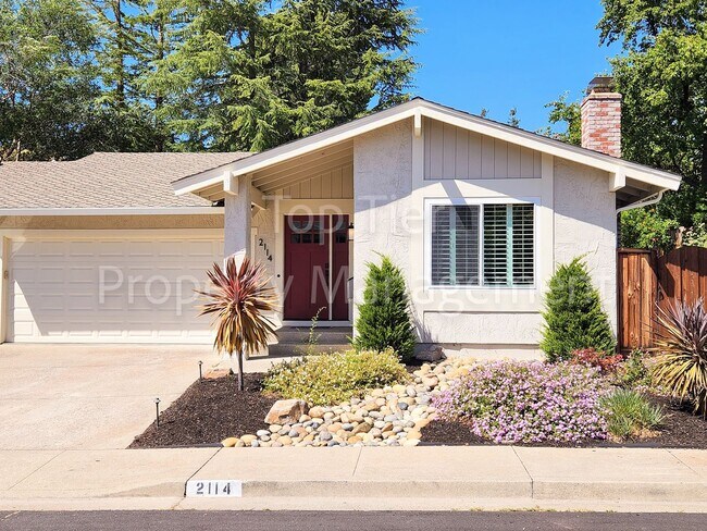 Building Photo - Beautiful 3 bed / 2 bath / 1,810 sqft Duet...