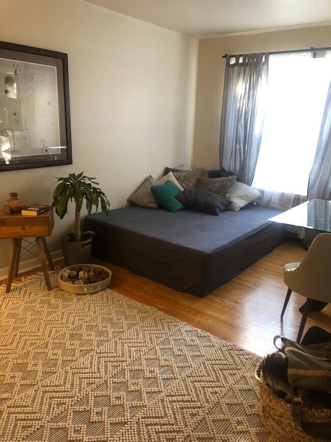 LIving room - 2511 Gerrard St E