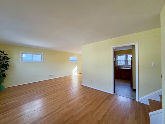 Building Photo - Inviting 3Bed/1.5Bath in Parkville