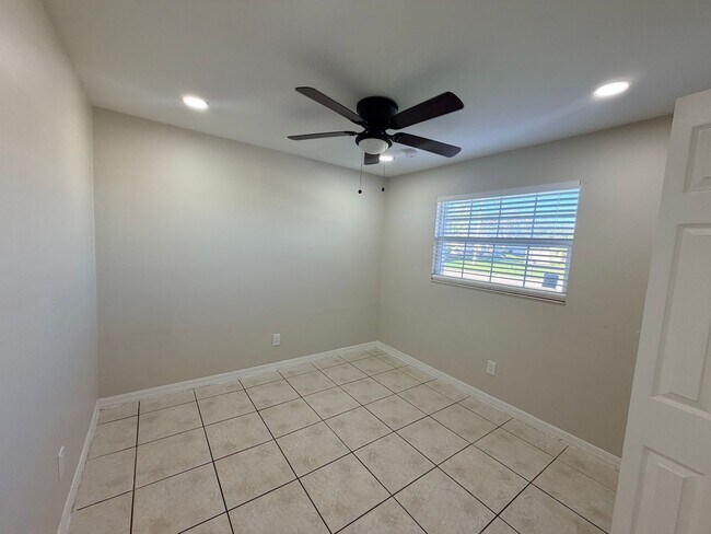 Foto del edificio - 2 Bed 2 Bath Duplex with Screened Lanai in SE Cape Coral