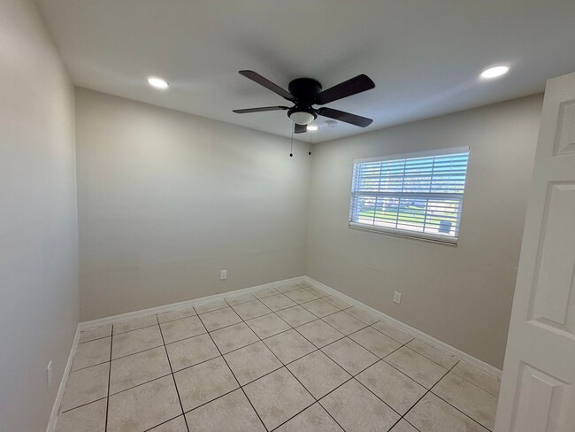 Building Photo - 2 Bed 2 Bath Duplex with Screened Lanai in SE Cape Coral