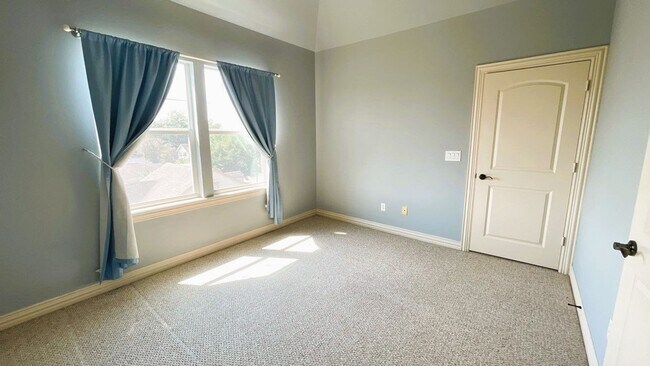 Building Photo - GORGEOUS Townhome in Inner Loop Gated Community **Ask about our NO CASH DEPOSIT option through OB...