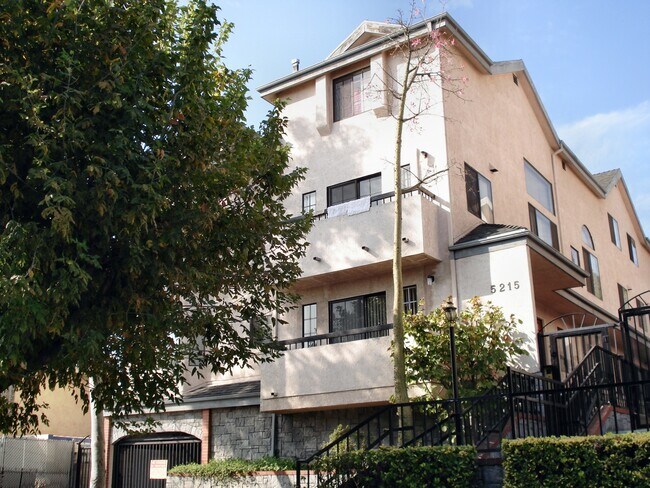 Foto del edificio - 5215 Cartwright Ave