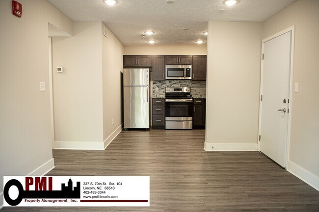 Building Photo - 2 Bedroom and 1 Bathroom Apartment Availab...