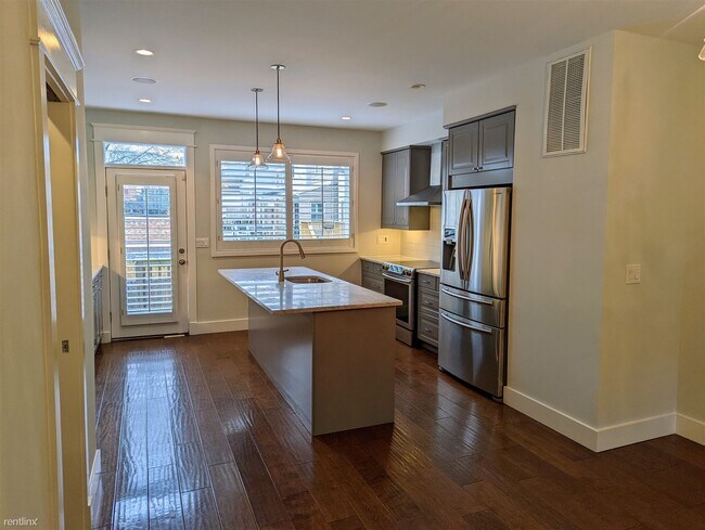 Foto del edificio - 4 br, 2.5 bath House - 228 F St NE # 1