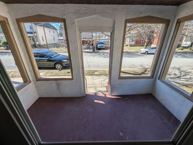 Building Photo - 2 bedroom Row Home