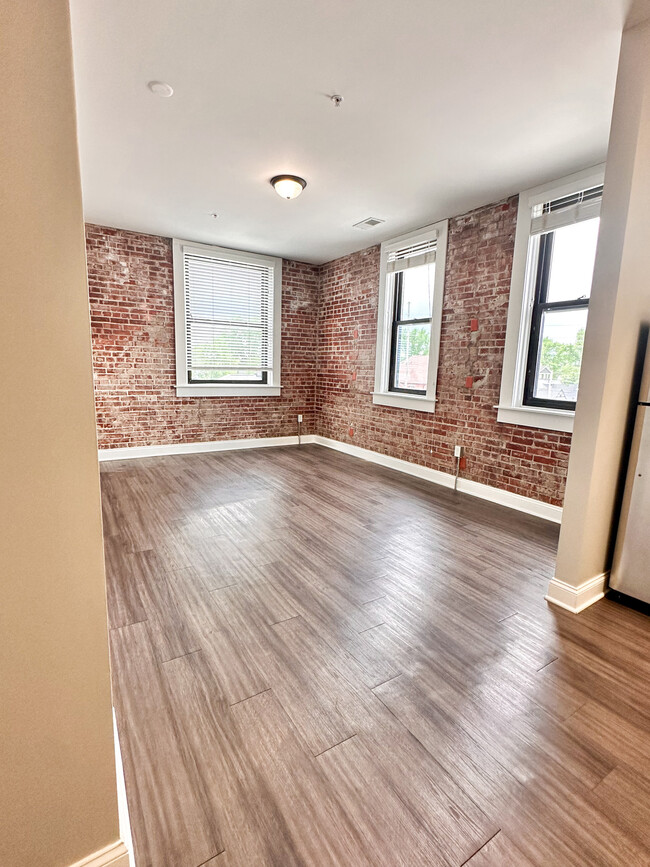 Building Photo - Emhardt Apartments