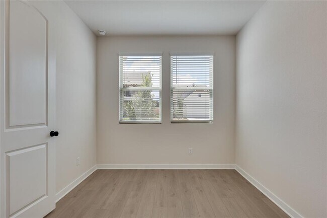 Building Photo - 261 Crater Lk Dr