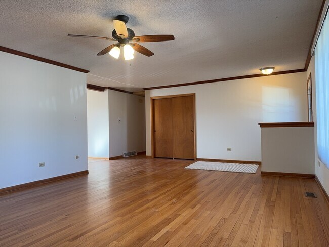 Foto del edificio - 580 N State St