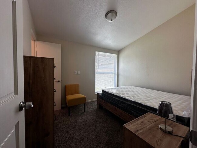 Foto del edificio - Situated In a Quiet Community Of Canyon Country