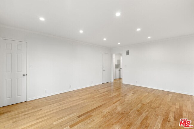Foto del edificio - 8219 Norton Ave