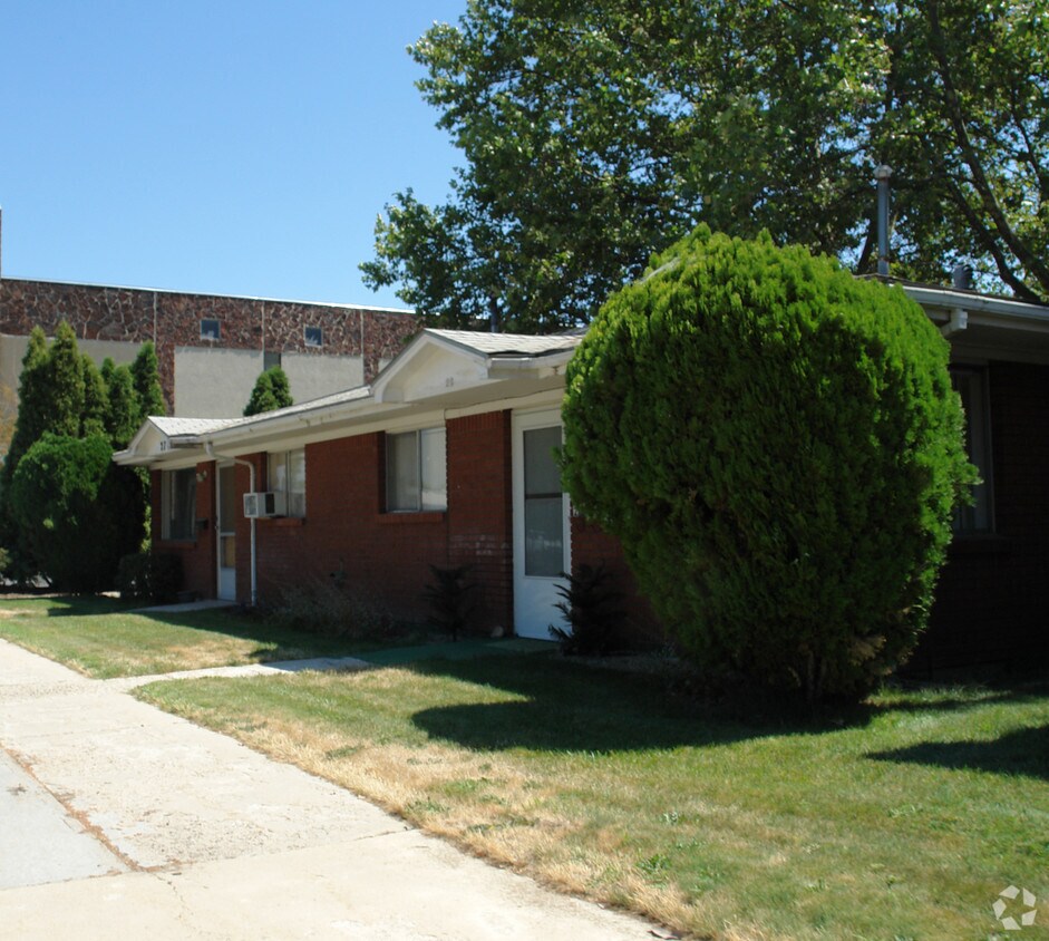 Building Photo - 17-27 E Pine Ave